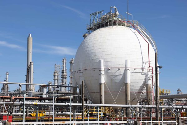 Oil and gas refinery)